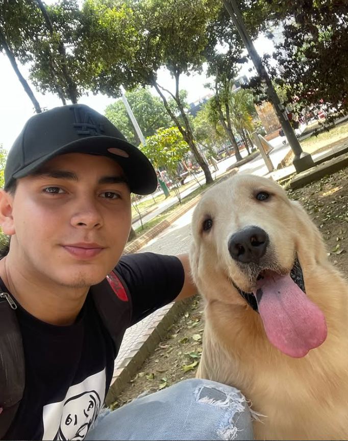 Juan trabajando con un Golden Retriever